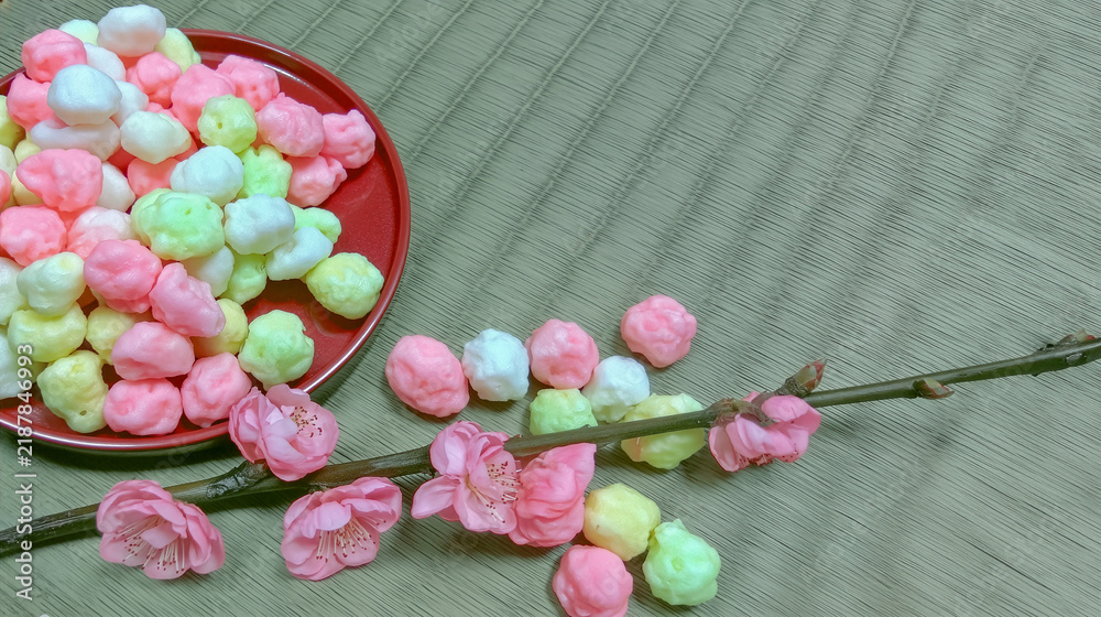 Obraz premium ひな祭りの雛あられと桃の花 朱の皿と畳の静物 コピースペース