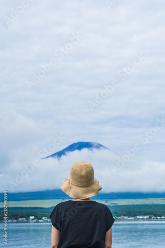 Fototapeta 後ろ姿の女性と富士山｜山中湖・湖畔から夏の富士山を眺める女性・日本の風景