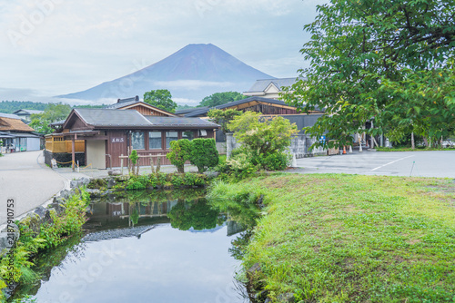 Fototapeta 日本の観光地【山梨県】夏の富士山と忍野八海