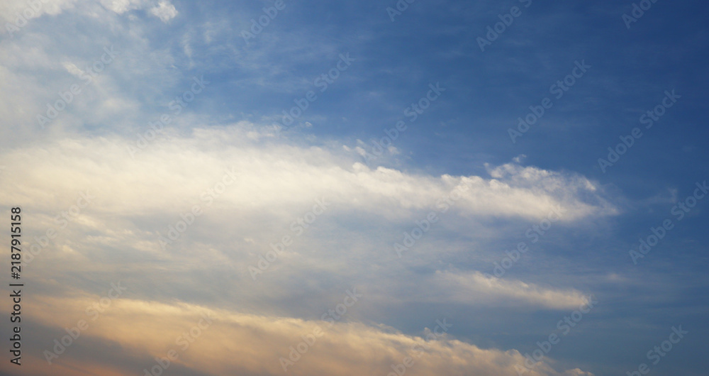 Obraz premium Dynamic Blue Sky with Golden Sunset Clouds and Altocumulus Formations