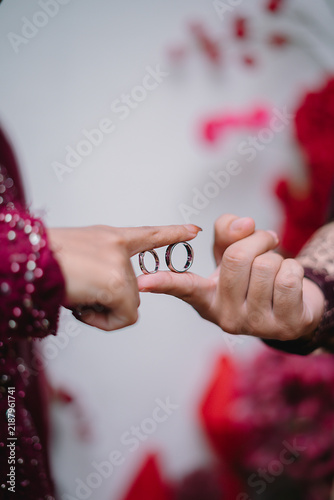 Canvastavla Romantic wedding moment featuring two hands holding silver wedding rings, symbolizing love, commitment, marriage, and lifelong partnership