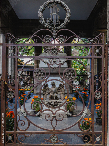 Fotografie Wrought iron gate framing Benito Juarez tomb decorated with marigolds in San Fer