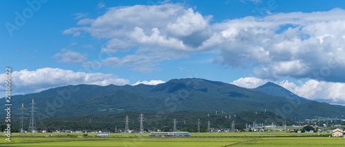 鉄道の旅を訴求するポスターや観光パンフレットの誌面を彩る、磐越西線と磐梯山を望む風景