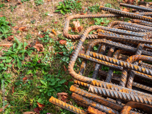 Fotografía Close-up of rusty bent steel rebar with ribbed surface, showing reinforcing material for concrete construction, structural engineering, metal fabrication and corrosion