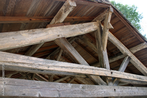 Konstfotografi Charpente traditionnelle en bois apparente avec poutres massives et voligeage so