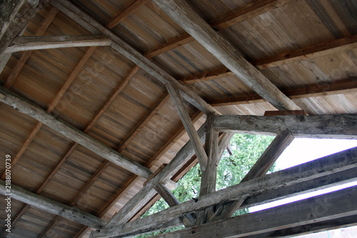 Fotografía Charpente traditionnelle en bois apparente avec poutres massives et voligeage so