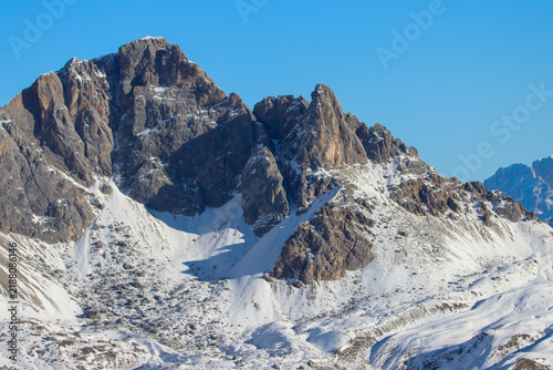 Obraz na plátně Snow-covered mountain peaks dominate the horizon in this detailed winter photogr