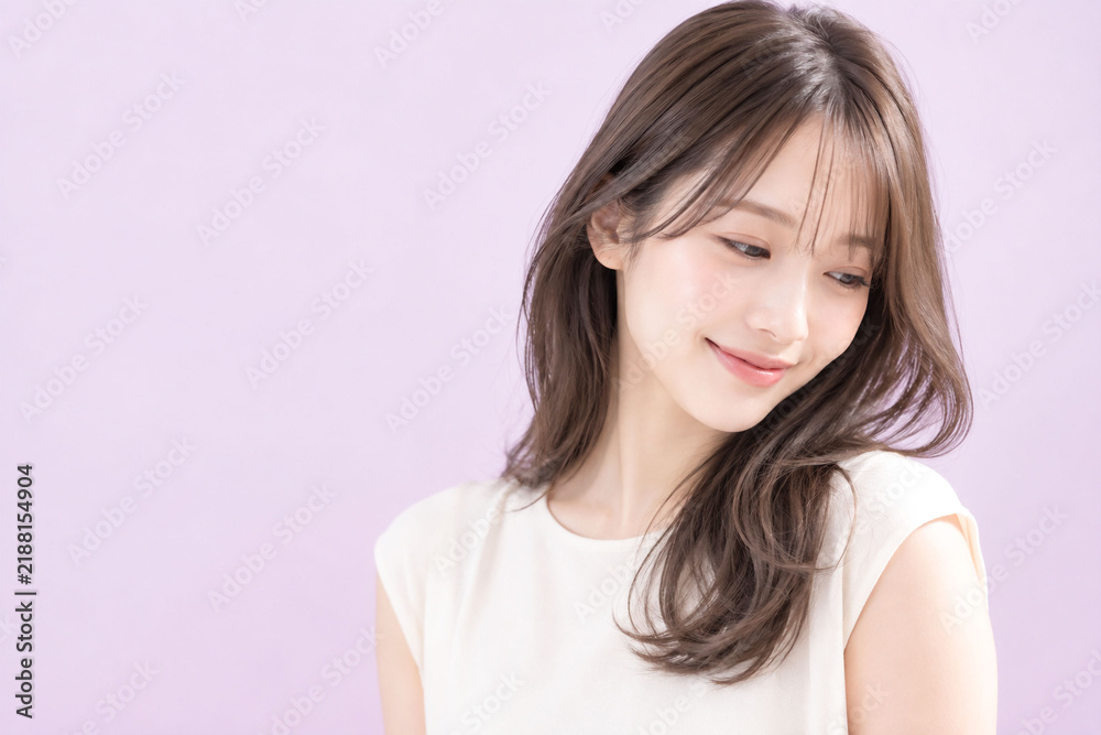 Fototapeta premium やさしく微笑む日本人女性のナチュラルなヘアケア美容ポートレート