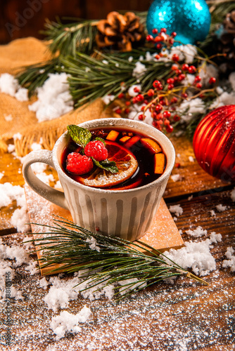 Cuadro en lienzo christmas mulled wine with cinnamon and fruts