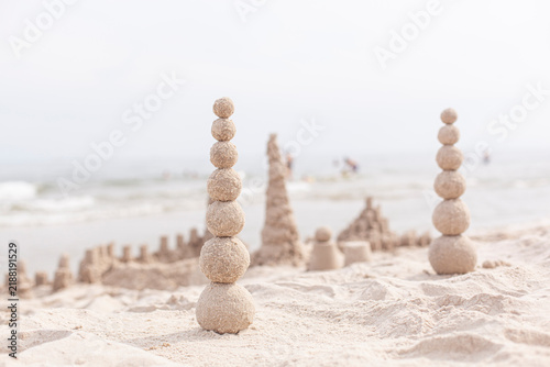 Принти на полотні Sandkugeln bauen. Turm aus Sandkugeln. Aktivität am Sandstrand.