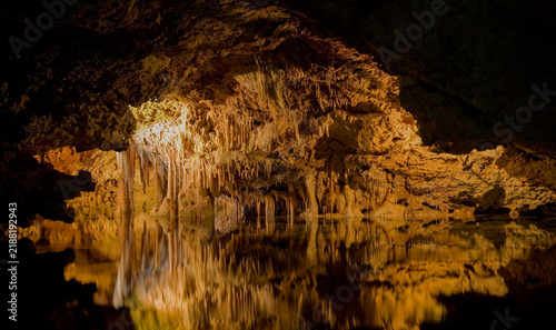 Tapety artystyczne Cave with illuminated stalactites