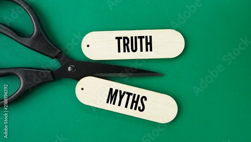 Bild auf Leinwand Scissors with two words separated Truth vs Myths