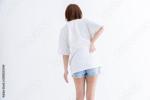 Obraz w ramie 腰痛を訴える女性