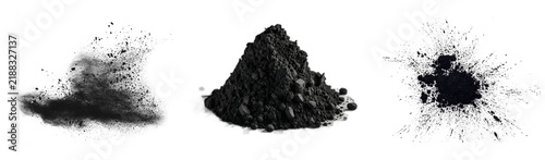 Foto Three black powder explosions and a pile of charcoal powder isolated on transpar