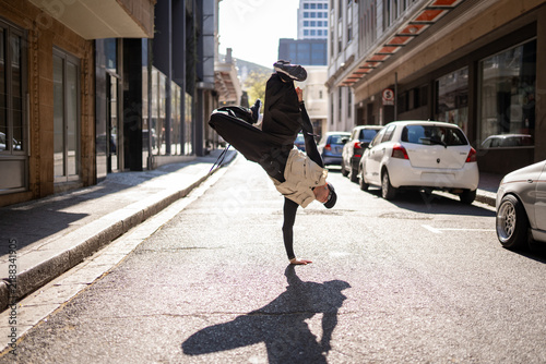 Obraz na plátně breakdancer in the city action shot