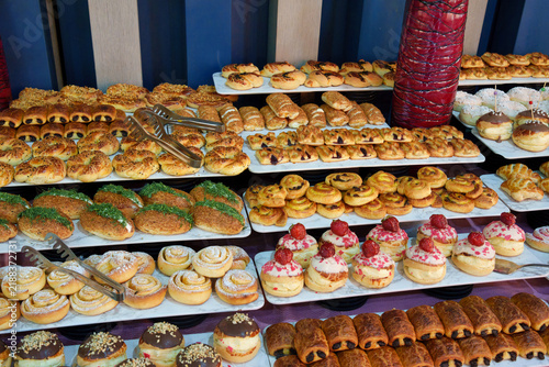 Foto Assorted sweet and savory bakery pastries displayed on a rich hotel buffet table