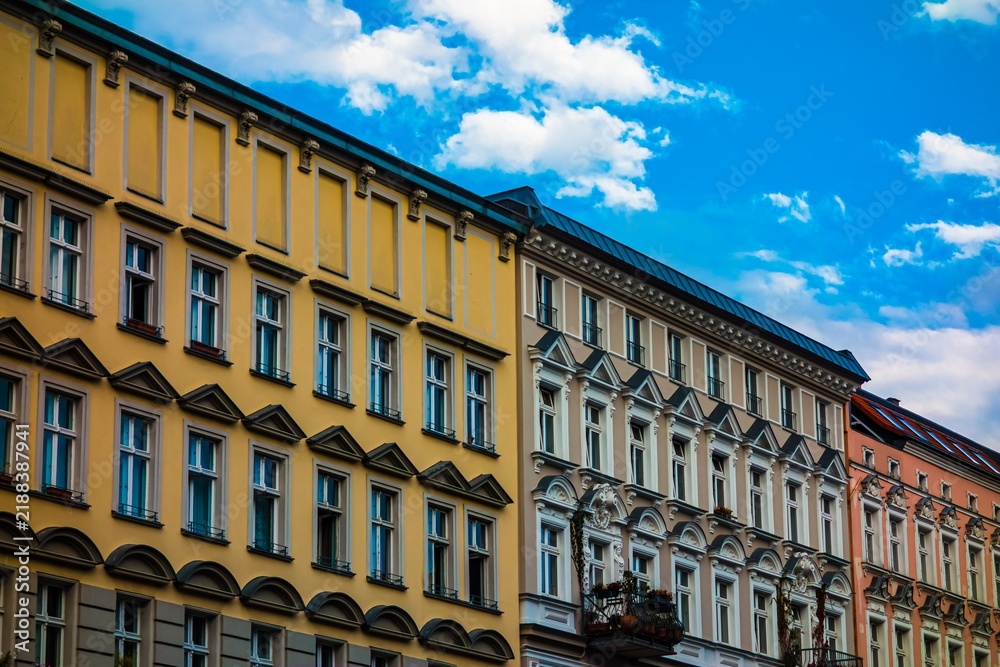 Obraz premium Rows of ornate apartment buildings under a blue sky