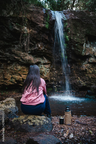 Konstfotografi Senderismo y descanso en un paisaje natural con cascada