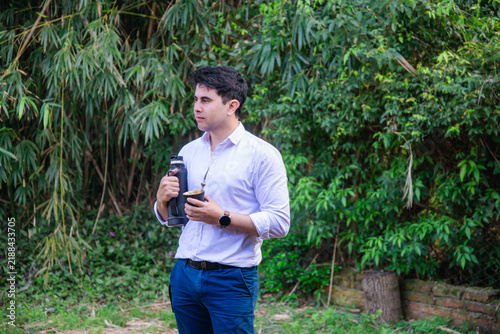 Cuadro en lienzo Hombre relajado disfrutando del mate durante una pausa al aire libre