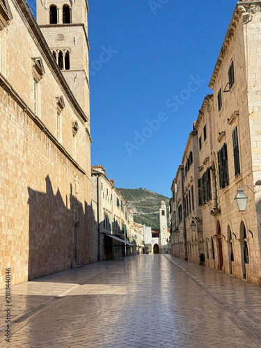 Konstfotografi Famous limestone-paved main street, Stradun (Placa), in the historic Old Town of Dubrovnik, Croatia