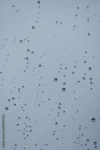 Tapety artystyczne Rain drops on window
