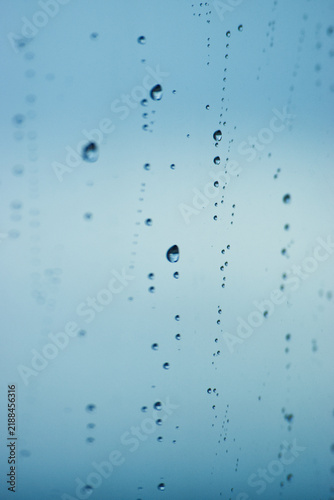 Tapety artystyczne Rain drops on window