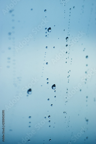 Tapety artystyczne Rain drops on window