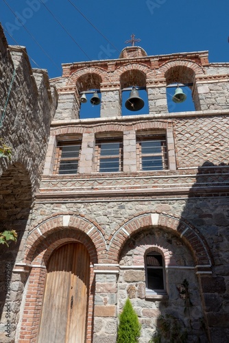 Foto Courtyard in Ipsilou Monastery in the western part of Lesbos island, Greece