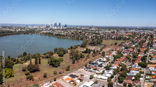 Fotografía Aerial View of a residential area from Perth with Skyline, Western Australia