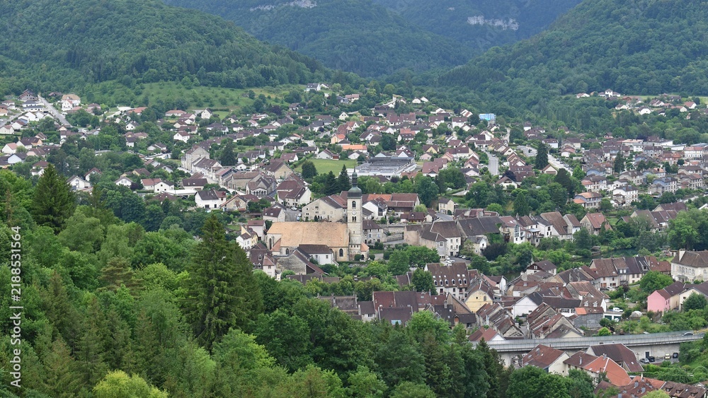 Obraz premium Vue de la commune d'Ornans entourée de collines verdoyantes, depuis le Belvédère du Château, Doubs, Franche-Comté, France. 