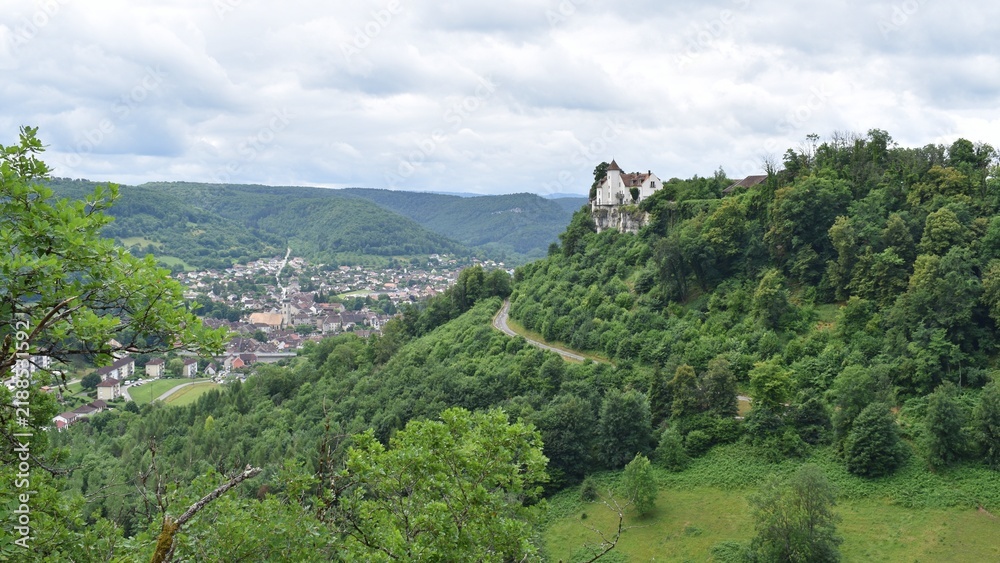 Obraz premium Vue de la commune d'Ornans entourée de collines verdoyantes, depuis le Belvédère du Château, Doubs, Franche-Comté, France. 