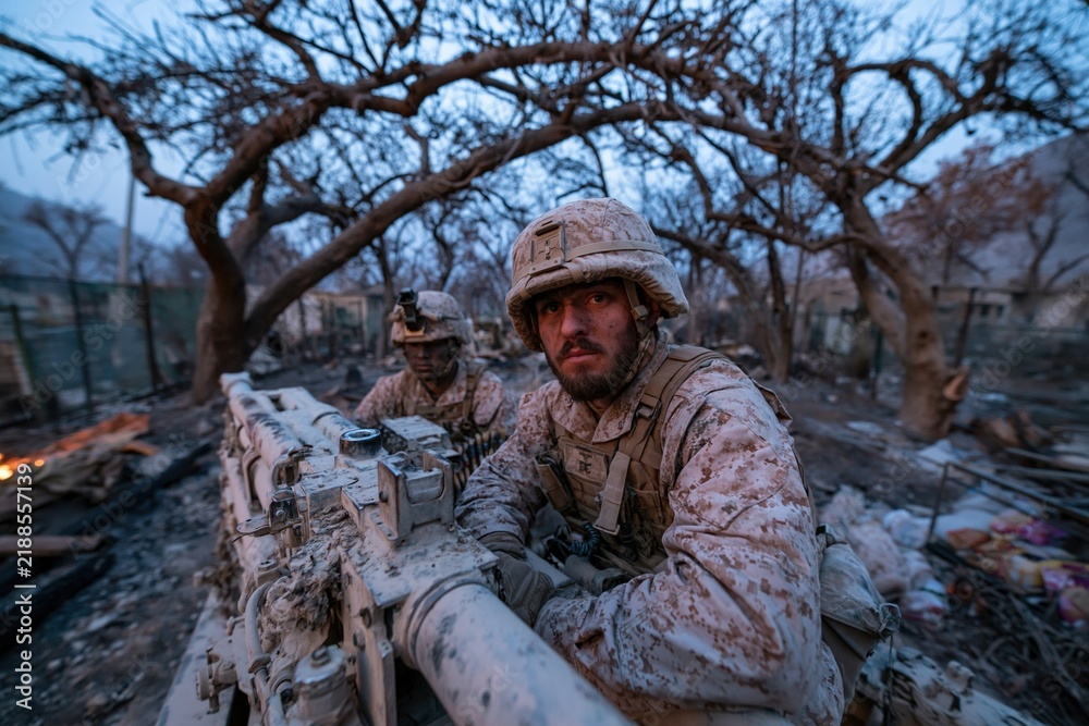 Obraz premium Soldiers in Camouflage Gear on Duty