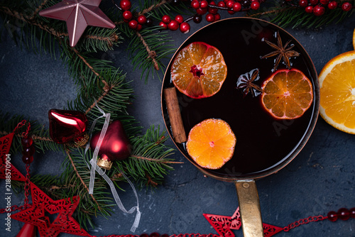 Fotografía Festive Christmas Mulled Wine With Orange and Winter Spices