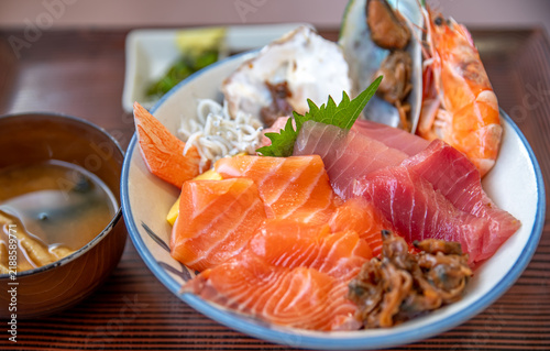Plakat サーモン、マグロ、エビ、シラスの海鮮丼