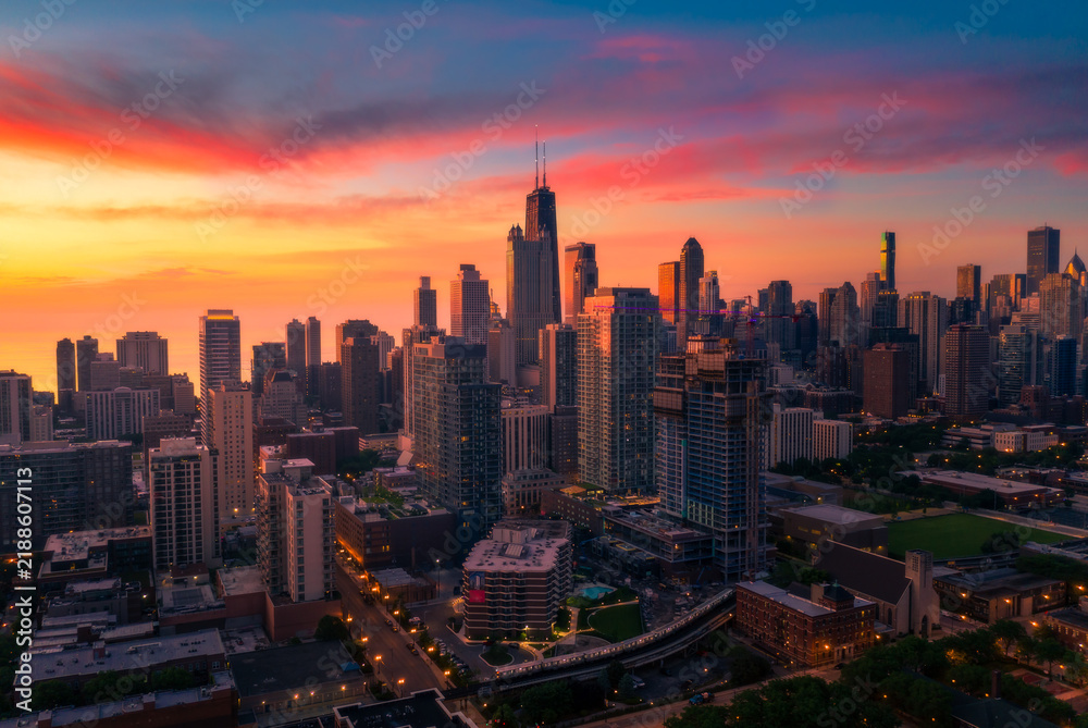 Obraz premium Downtown Chicago skyline under vivid orange sunrise