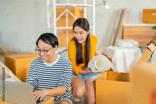 Foto Smiling woman unpacking cherished geometric decor item, sharing pleasant domestic discovery, sentimental joy, personalizing modern apartment interior, nostalgic warmth, and creative home styling