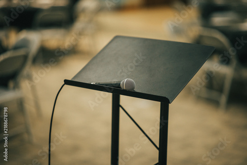 Cuadro en lienzo microphone on a podium