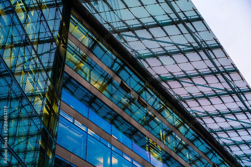 Obraz premium Modern building with glass facade and geometric roof
