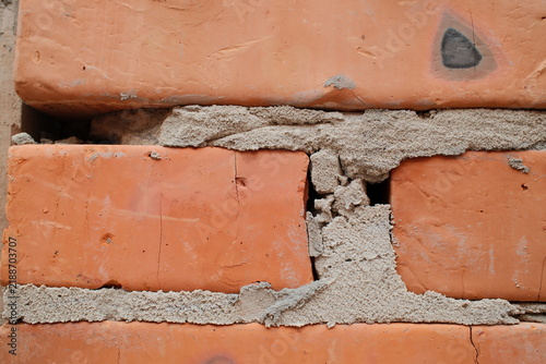 Canvastavla Rough gray mortar fills the space between textured red clay bricks on a wall dur