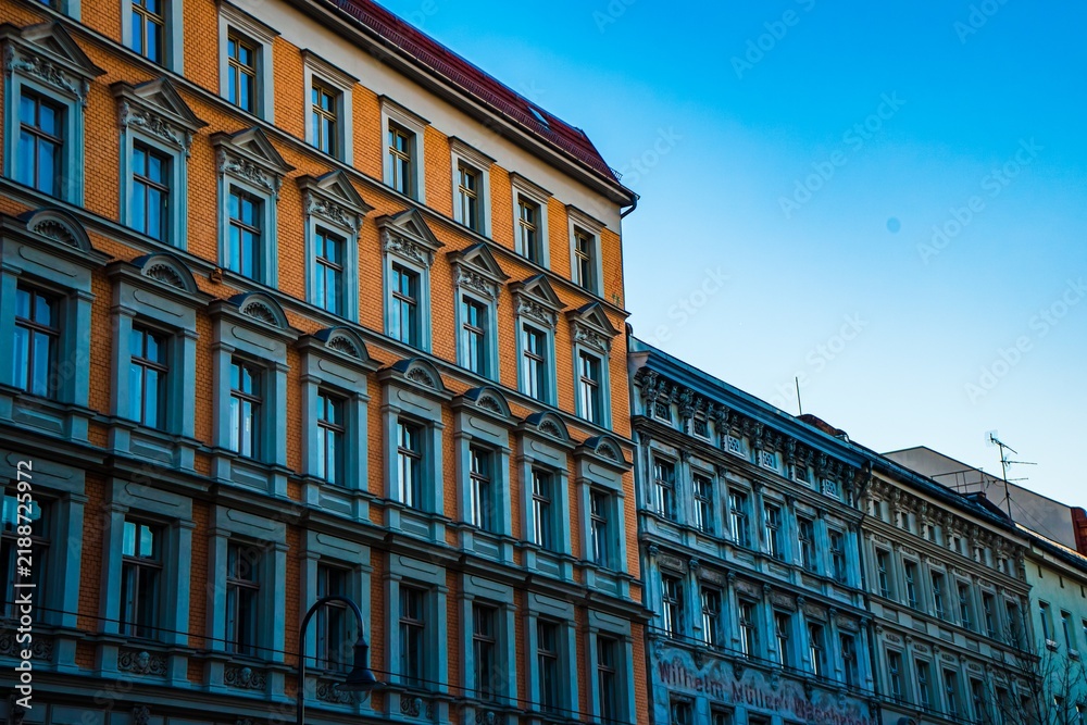 Obraz premium Row of historic apartment buildings in blue sky