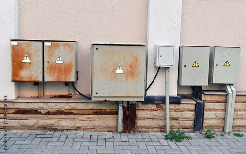 Foto Rusty electric distribution cabinet