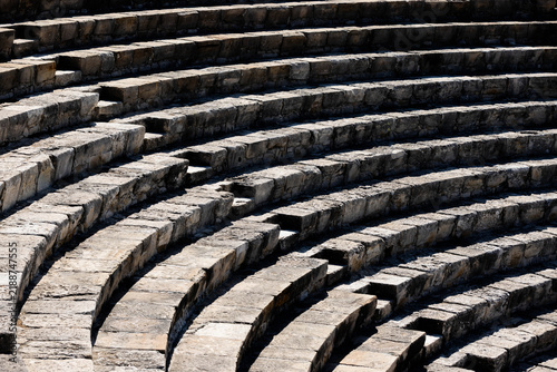 Sitze in einem alten Amphietheater