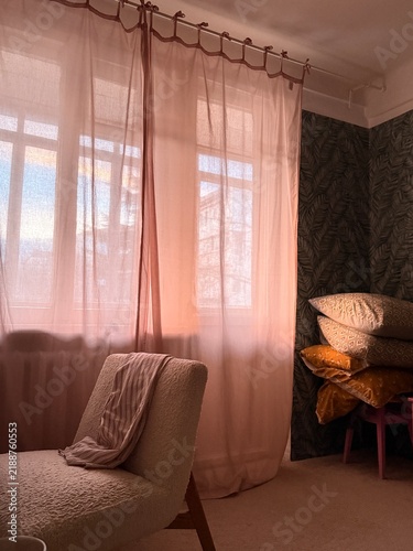 Foto Home bedroom interior with pink window curtains in dark room