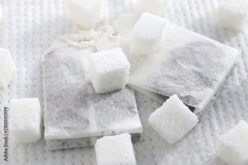 Fotografía White sugar cubes and tea bags on a textured background.