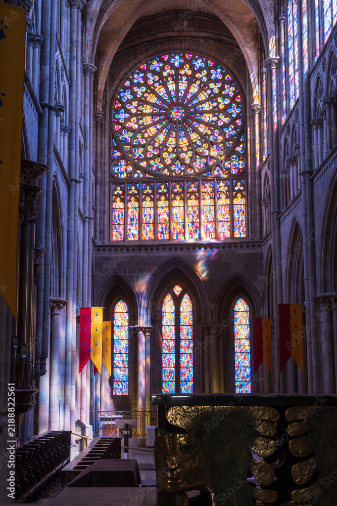 Obraz premium Chœur, vitraux et rosace avec reflets de lumière sur les pierres dans la cathédrale Saint-Vincent à Saint-Malo, Bretagne - France.