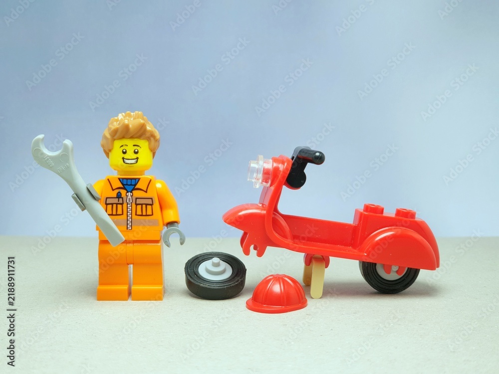 Obraz premium Indonesia - November 13, 2023 : Mini toy of lego at table with blurred background. Mechanic at garage concept design.