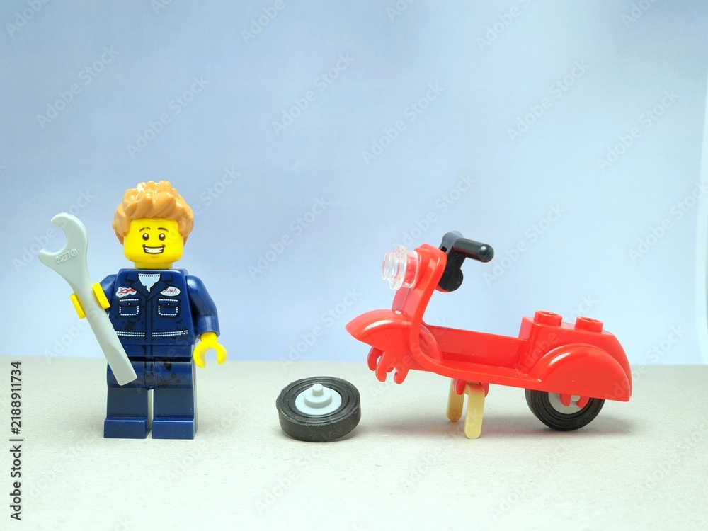Obraz premium Indonesia - November 13, 2023 : Mini toy of lego at table with blurred background. Mechanic at garage concept design.