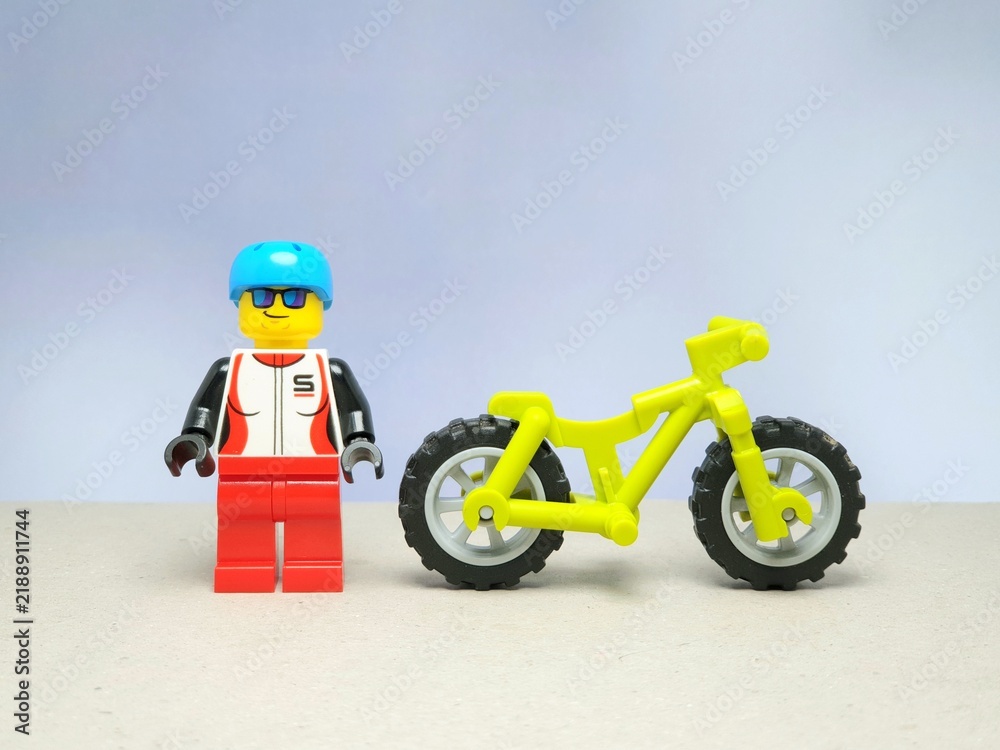 Obraz premium Indonesia - November 13, 2023 : Mini toy of lego at table with blurred background. Bicycle concept design.