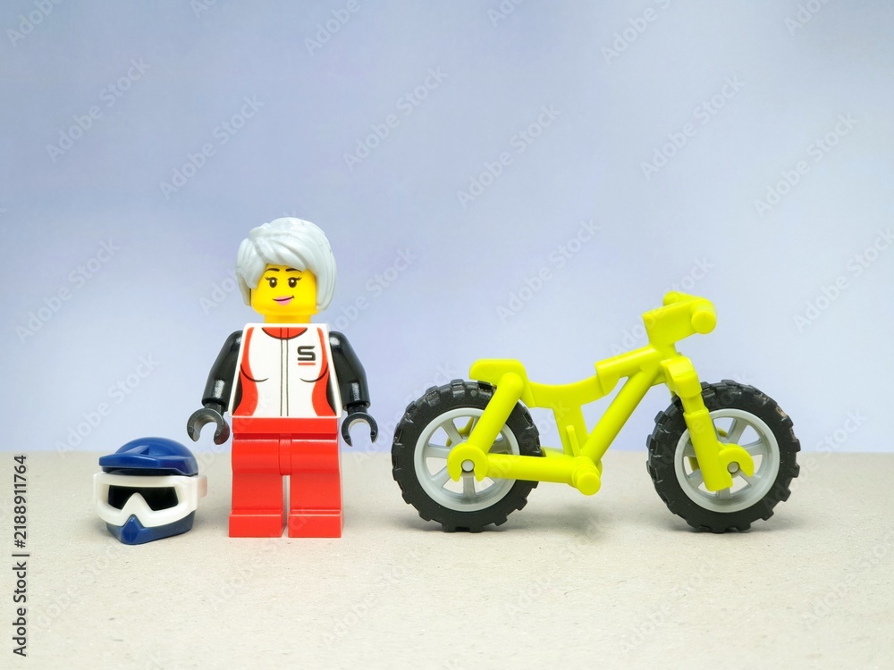 Obraz premium Indonesia - November 13, 2023 : Mini toy of action figure at table with blurred background. Bicycle concept design.
