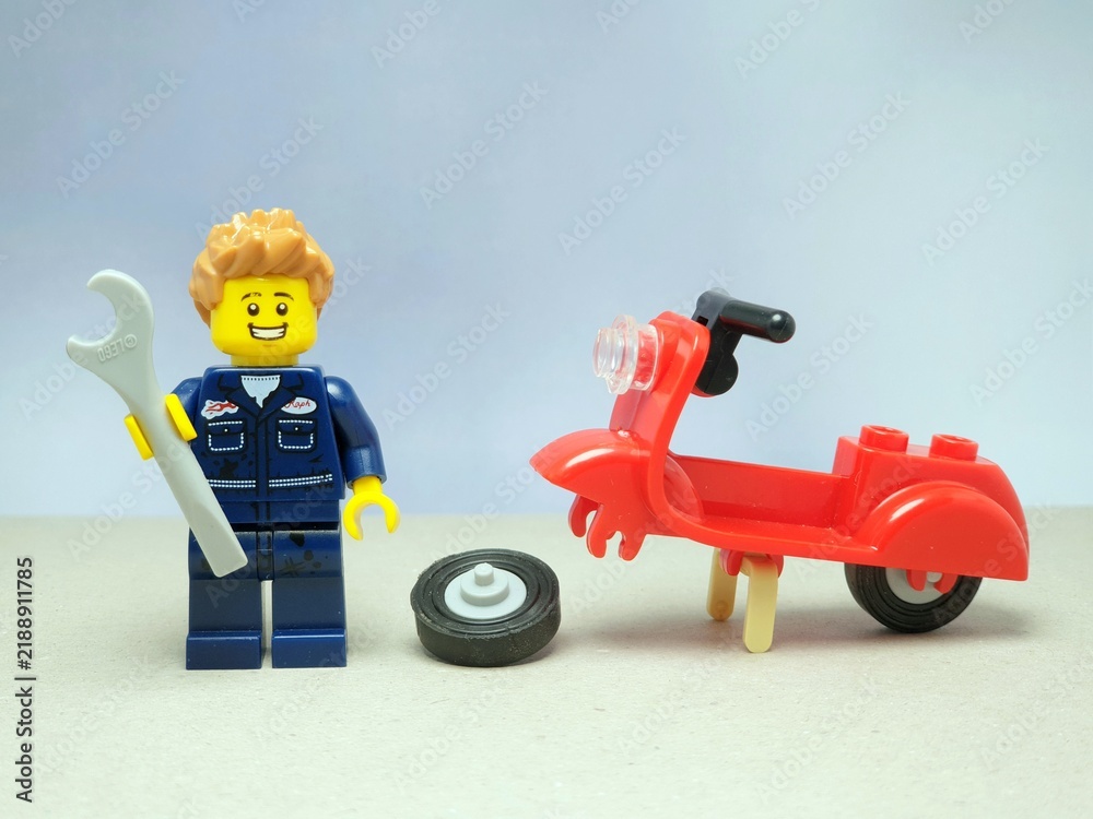 Obraz premium Indonesia - November 13, 2023 : Mini toy of lego at table with blurred background. Mechanic at garage concept design.